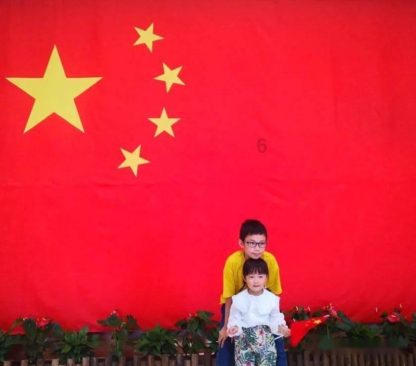 刘涛才是“大号水蜜桃”，穿低胸开叉裙露美背，44岁太迷人